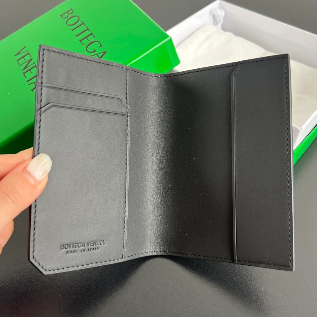 B’s new small woven passport holder [let me see]. 817398 The classic fine weave returns✅, made of cowhide, very soft to the touch and durable. In addition to your passport, you can also put your cards, ID and a small amount of cash. Small and exquisite, super suitable for travel. Weaving is the eternal classic of this brand, size: 13.3x9.5, P600